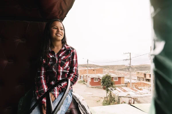 Linda chica jugando en un camión abandonado . — Foto de Stock