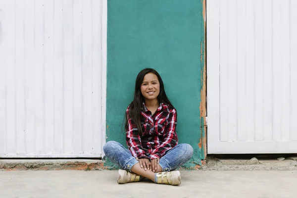 Portret van leuk latino meisje op straat. — Stockfoto
