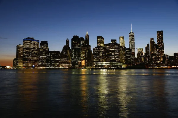 New Yorks skyline på natten. — Stockfoto