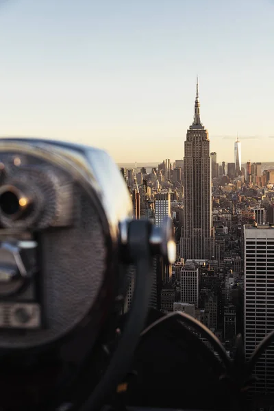 Verrekijker boven New York City. — Stockfoto