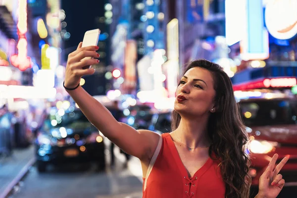 Piękna kobieta, przy użyciu telefonu na Times Square. — Zdjęcie stockowe