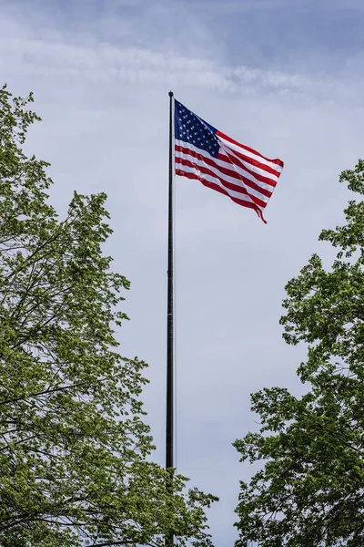 Bandeira Americana no céu azul . — Fotografia de Stock