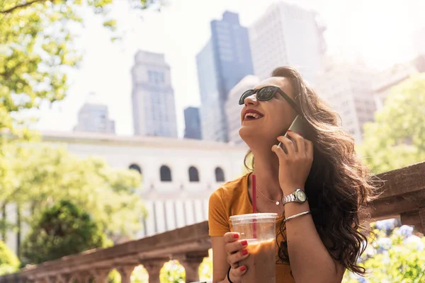 Mulher bonita usando telefone enquanto bebe um café em Nova York . Fotos De Bancos De Imagens Sem Royalties