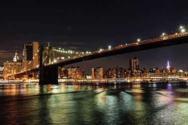 Brooklyn Köprüsü, New York'ta gece.