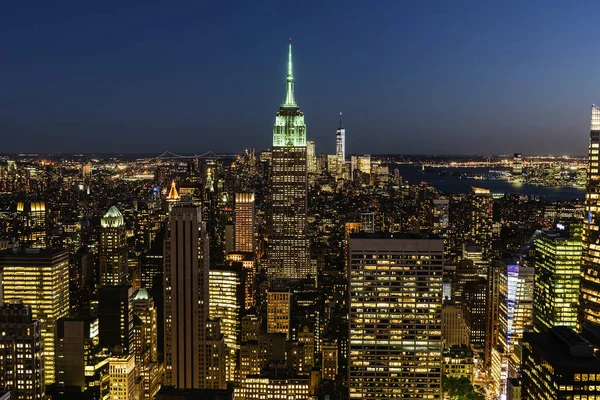 Skyline nocturne de New York . — Photo