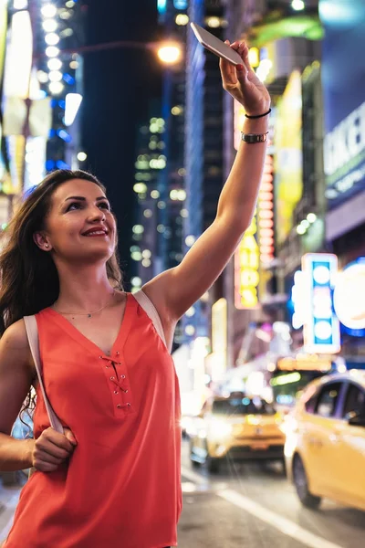 Piękna kobieta, przy użyciu telefonu na Times Square. — Zdjęcie stockowe