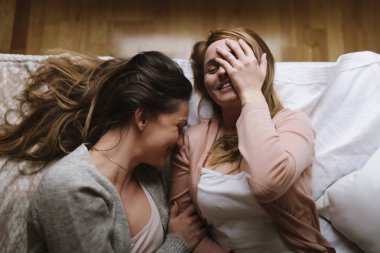 Muhteşem arkadaşlar eğlenmeye yatak odasında.