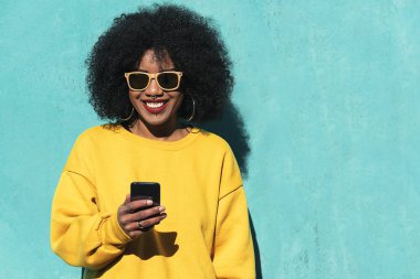 Güzel afro Amerikalı kadın sokakta telefon kullanma. 