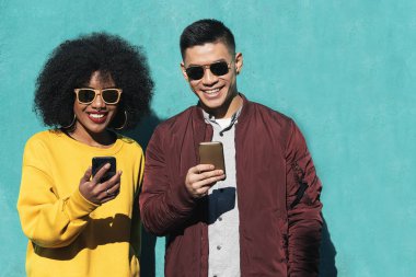 İki mutlu sokulgan istimal belgili tanımlık hareket eden sokakta.