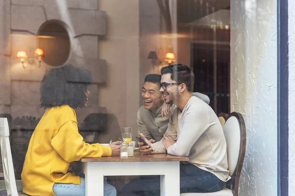 Groep gelukkige vrienden chatten in de coffeeshop. — Stockfoto