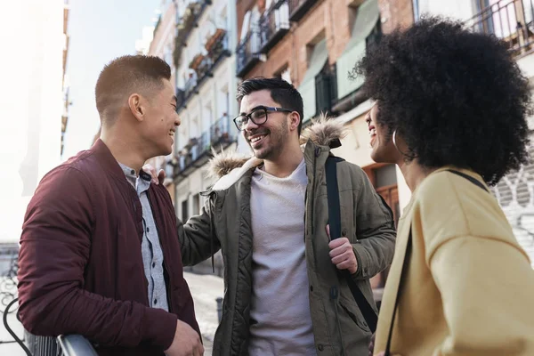 Grupo de amigos felices charlando en la calle . —  Fotos de Stock