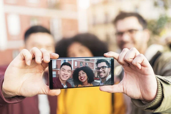 Grupo de amigos felizes tirando uma selfie na rua . — Fotografia de Stock