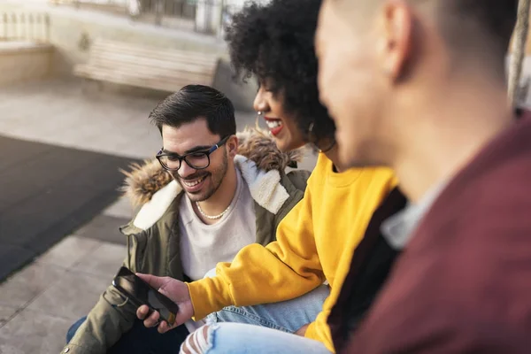 Grupo de amigos felices usando el móvil en la calle . — Foto de Stock