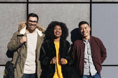 Sokağın ortasında kamera arıyorum arkadaşlar grup portresi.