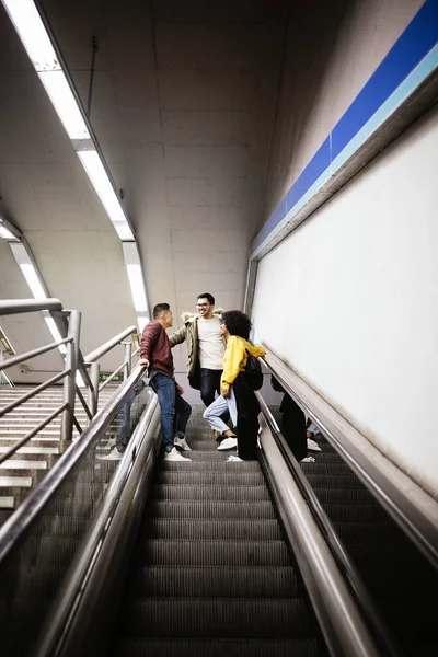 一群快乐的朋友在地铁站聊天. — 图库照片