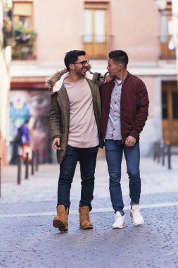 İki arkadaş eğleniyor..