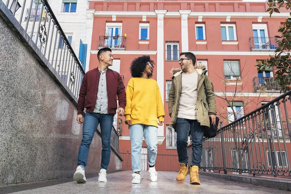 Group of happy friends walking in the street. Friendship concept. — Stock Photo, Image