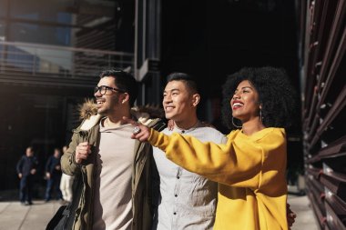 Groupf arkadaşlar eğlenmeye şehirde.