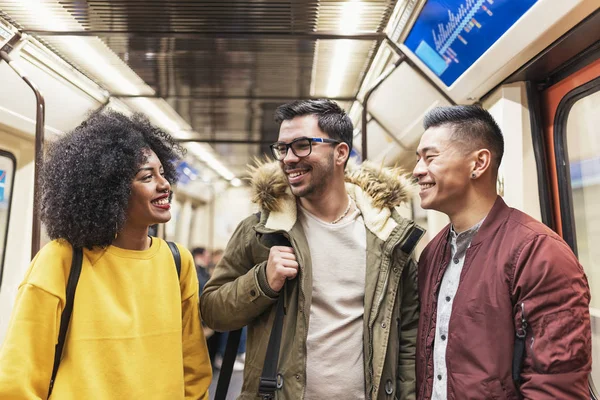 Grupo de amigos felizes conversando na rua . — Fotografia de Stock