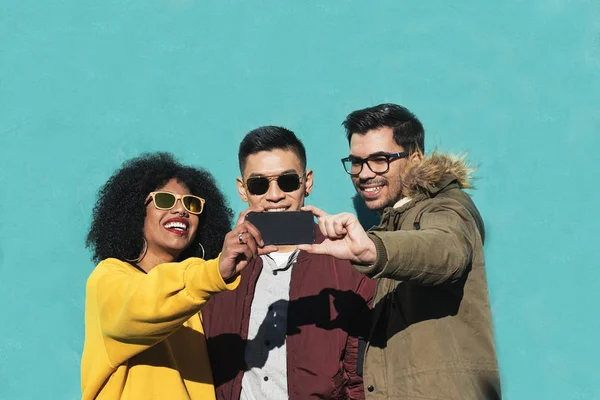 Grupo de amigos felices tomando una selfie en la calle . — Foto de Stock