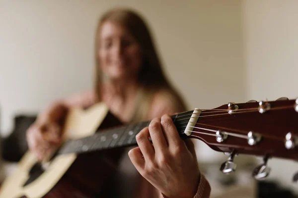 Schöne Frau, die Gitarre spielt. — Stockfoto