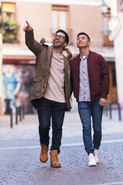 İki arkadaş eğleniyor..