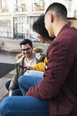Mutlu arkadaş mobil sokakta kullanarak grubu.
