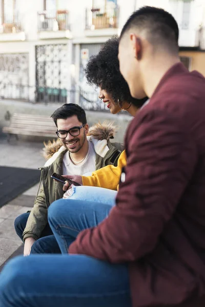 Mutlu arkadaş mobil sokakta kullanarak grubu.