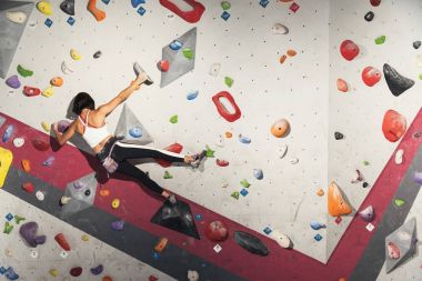 Kaya kapalı yapay duvar tırmanışı pratik kadın.