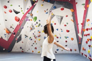 Kadın kapalı yapay duvarda pratik dağcılık eğitimi.