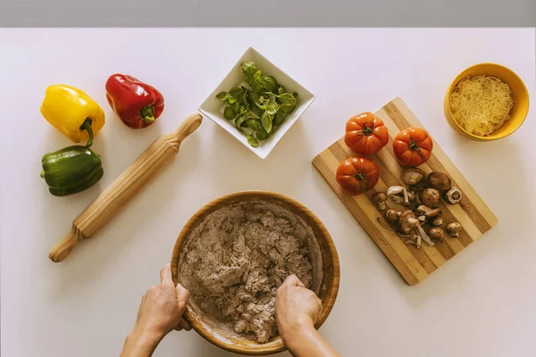 Donna che prepara deliziosa pizza con ingredienti sani . — Foto Stock