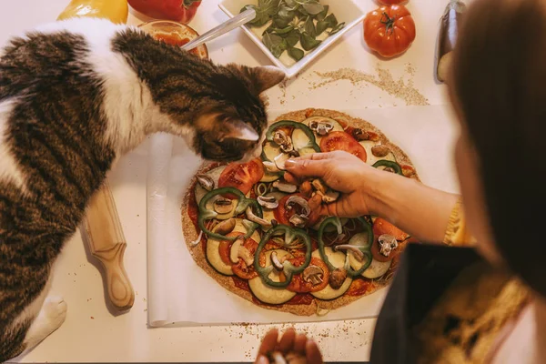 Marktlieden, heerlijke pizza met haar zoete kat. — Stockfoto