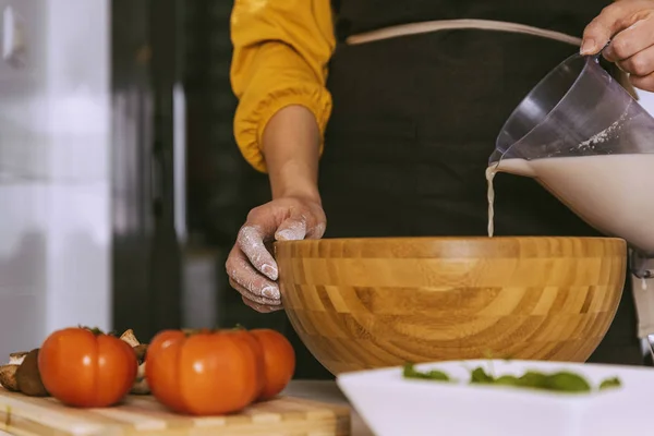 Žena připravuje lahodnou pizzu s zdravé ingredience. — Stock fotografie