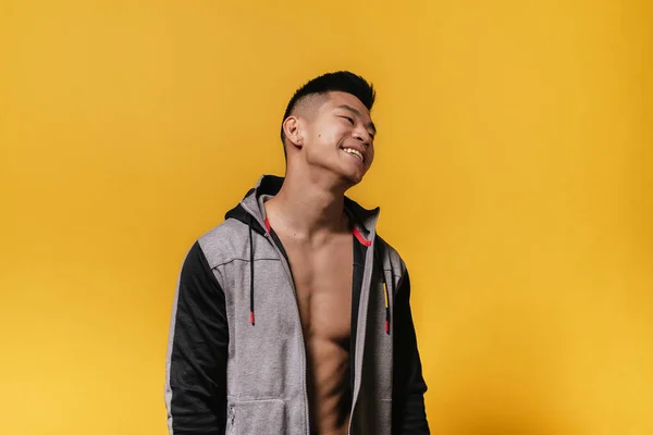 Porträt eines jungen asiatischen Jungen mit Fitness-Körper. — Stockfoto