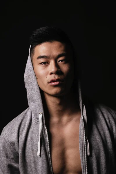 Porträt eines jungen asiatischen Jungen mit Sportbekleidung. — Stockfoto