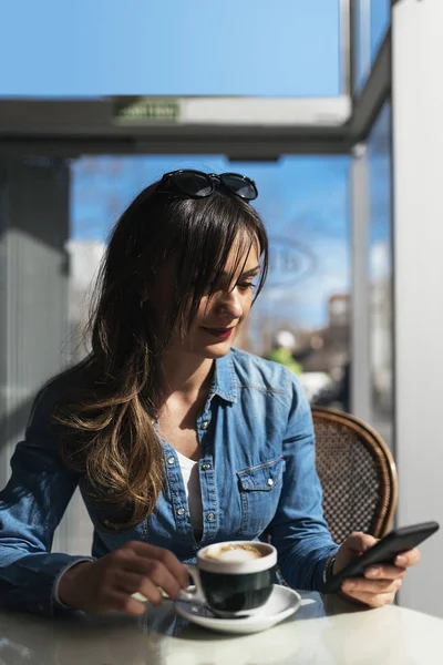 Hermosa mujer usando su móvil . — Foto de Stock