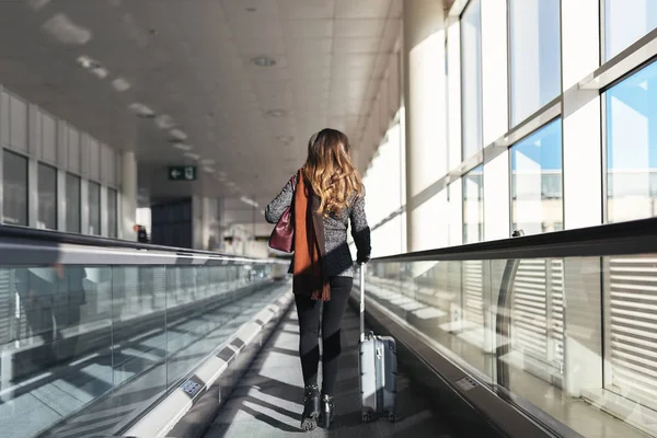 Frau mit Koffer am Flughafen unkenntlich gemacht. — Stockfoto