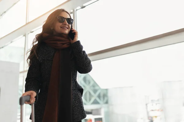 Mulher Andando Com Mala Aeroporto Enquanto Usa Celular Conceito Negócio — Fotografia de Stock