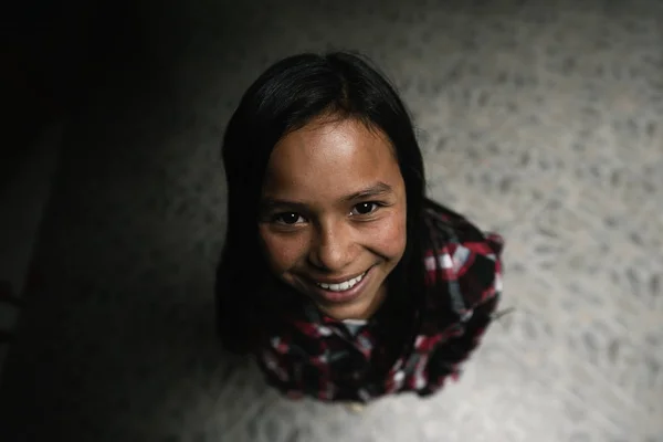 Breed portret van mooi meisje in sloppenwijk. — Stockfoto
