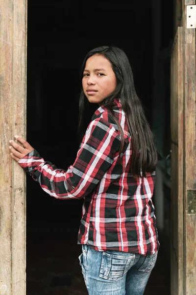 Portret van mooi meisje in sloppenwijk. — Stockfoto