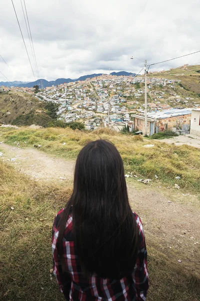 Retrato de hermosa chica en la ciudad de chabolas . — Foto de Stock