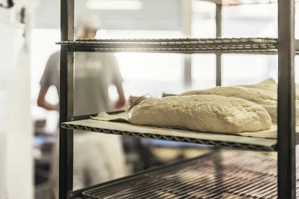 Onherkenbaar baker man aan het werk. — Stockfoto