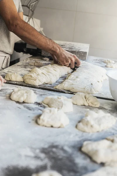 Onherkenbaar baker man aan het werk. — Stockfoto