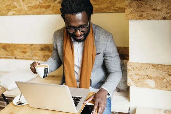 Geschäftsmann mit Laptop im Café. — Stockfoto