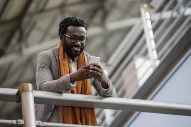 Tren istasyonunda iş adamı.