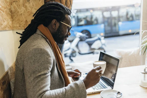 Бізнесмен використовує свій ноутбук у кав'ярні . — стокове фото