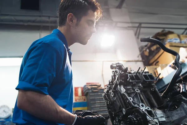 Professionele werktuigkundige herstellen van auto. — Stockfoto