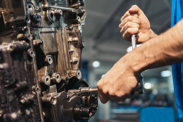 Professionele werktuigkundige herstellen van auto. — Stockfoto