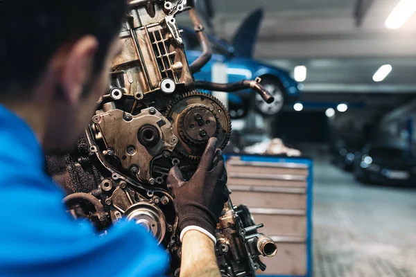 Professionele werktuigkundige herstellen van auto. — Stockfoto