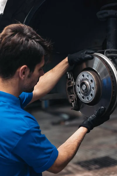 Professionele auto monteur werken. — Stockfoto